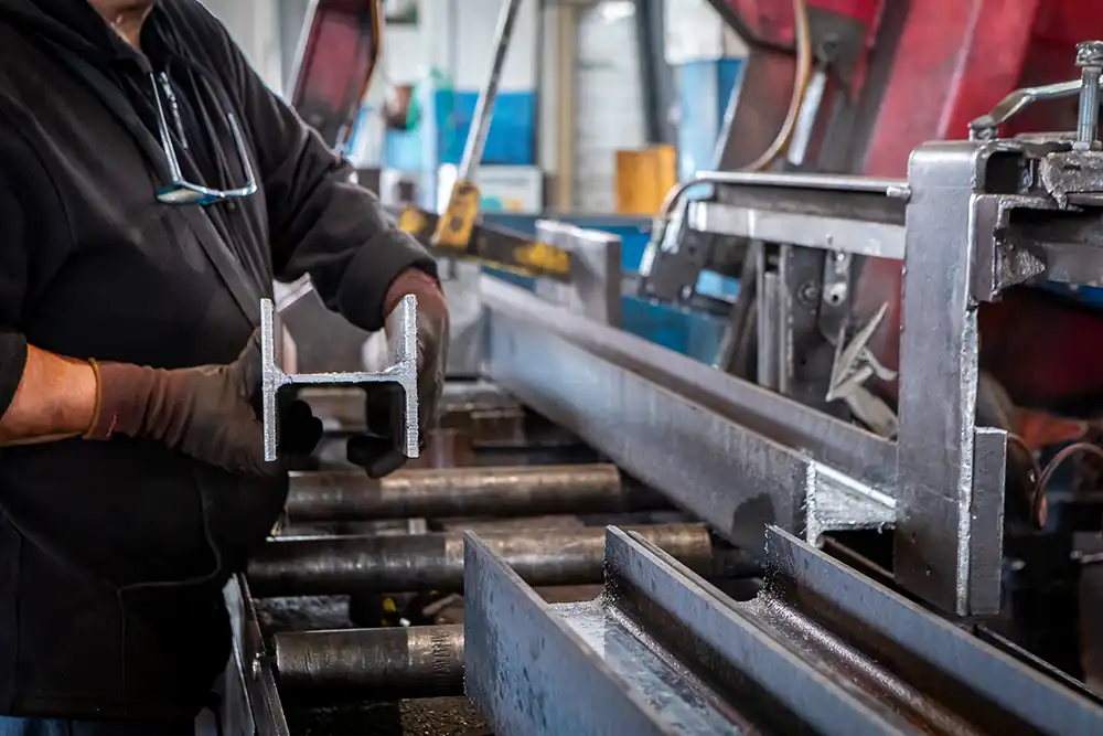 Metalmeccanica | lavorazioni travi dettaglio in primo piano